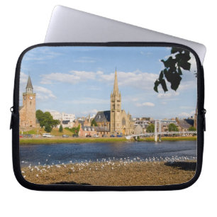 Skyline und Fluss der malerischen Stadt Inverness Laptopschutzhülle