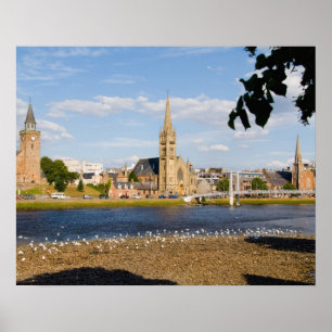 Skyline und Fluss der malerischen Stadt Inverness Poster
