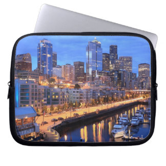 Skyline und Hafen von Seattle, Staat von Washingto Laptopschutzhülle