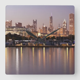Skyline USA, Illinois, Chicago an der Dämmerung Quadratische Wanduhr