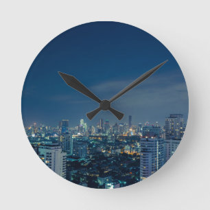 Skyline von Bangkok in der Nacht Runde Wanduhr