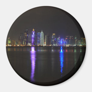 Skyline von Doha, Katar am nächtlichen Magneten Magnet
