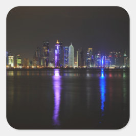 Skyline von Doha, Katar bei Nachtaufkleber Quadratischer Aufkleber