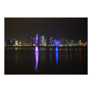 Skyline von Doha, Katar in der Nacht Fotodruck
