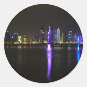 Skyline von Doha, Qatar am Nachtrunden Aufkleber