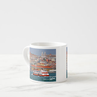 Skyline von Lissabon mit alter Fähre am Fluss Tagu Espressotasse