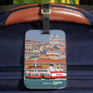 Skyline von Lissabon mit alter Fähre am Fluss Tagu Gepäckanhänger