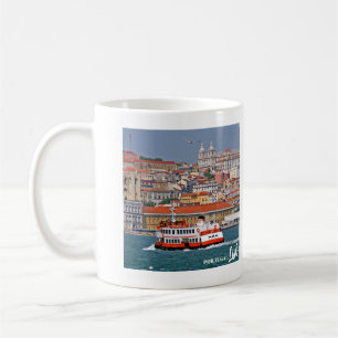 Skyline von Lissabon mit alter Fähre am Fluss Tagu Kaffeetasse