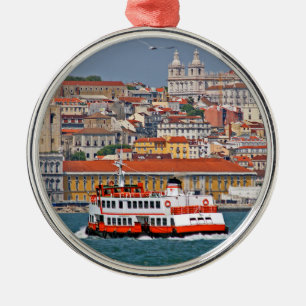 Skyline von Lissabon mit alter Fähre am Fluss Tagu Ornament Aus Metall