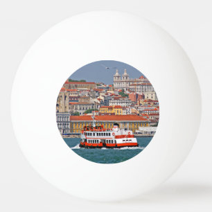Skyline von Lissabon mit alter Fähre am Fluss Tagu Tischtennisball