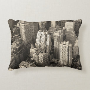 Skyline von Manhattan, schwarz-weiße Luft. Dekokissen