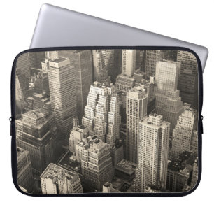 Skyline von Manhattan, schwarz-weiße Luft. Laptopschutzhülle
