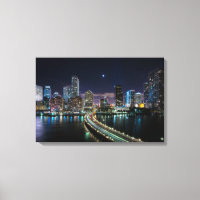 Skyline von Miami City mit Brücke in der Nacht