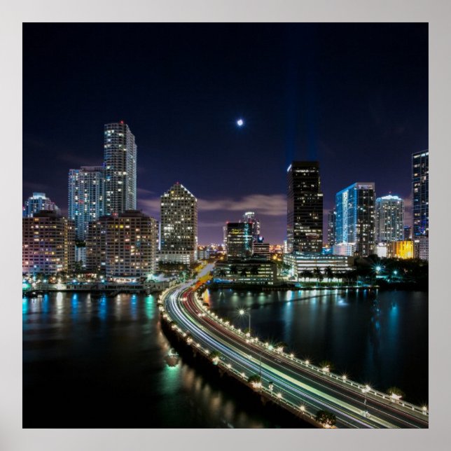 Skyline von Miami City mit Brücke in der Nacht Poster (Vorne)