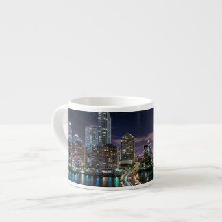 Skyline von Miami-Stadt mit Brücke nachts Espressotasse