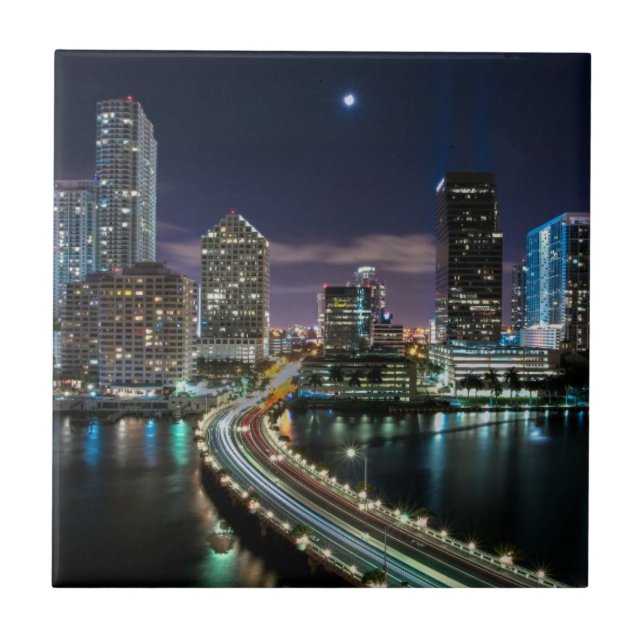 Skyline von Miami-Stadt mit Brücke nachts Fliese (Vorderseite)