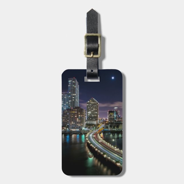 Skyline von Miami-Stadt mit Brücke nachts Gepäckanhänger (Vorderseite vertikal)