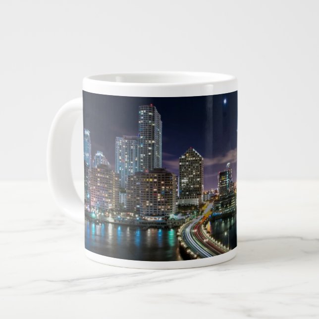 Skyline von Miami-Stadt mit Brücke nachts Jumbo-Tasse (Vorderseite Links)