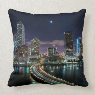 Skyline von Miami-Stadt mit Brücke nachts Kissen