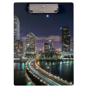 Skyline von Miami-Stadt mit Brücke nachts Klemmbrett