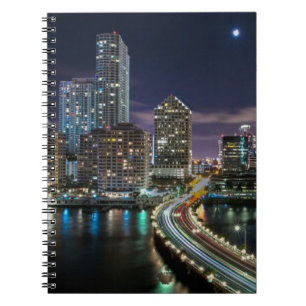 Skyline von Miami-Stadt mit Brücke nachts Notizblock