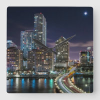 Skyline von Miami-Stadt mit Brücke nachts