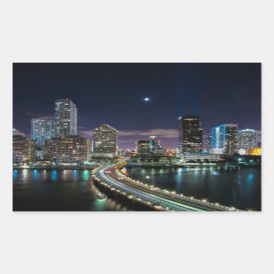 Skyline von Miami-Stadt mit Brücke nachts Rechteckiger Aufkleber