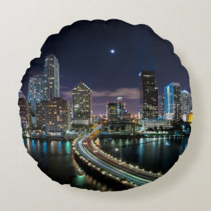 Skyline von Miami-Stadt mit Brücke nachts Rundes Kissen