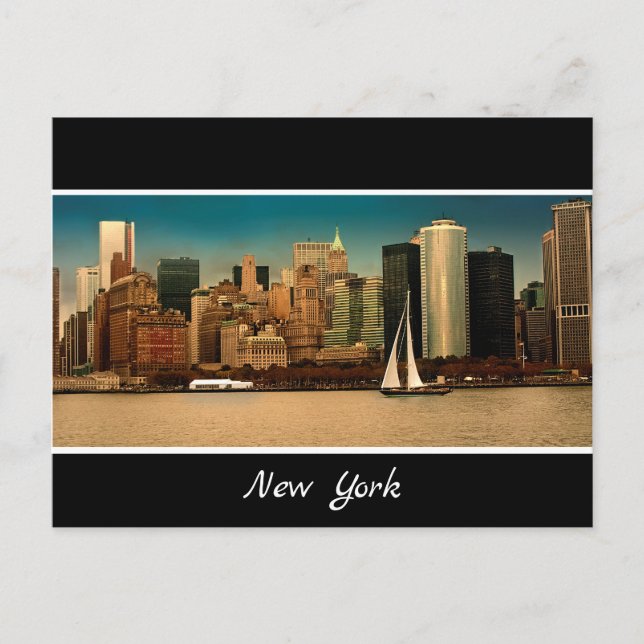Skyline von New York mit White Sailboat auf Hudson Postkarte (Vorderseite)