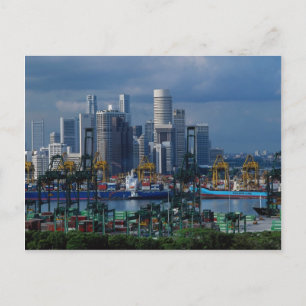 Skyline von Singapur mit Tanjong Container Port, S Postkarte