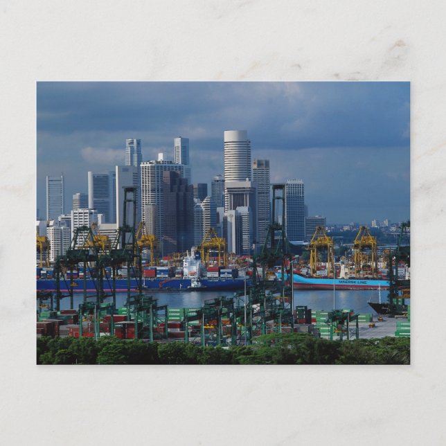 Skyline von Singapur mit Tanjong Container Port, S Postkarte (Vorderseite)