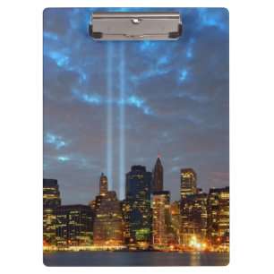 Skylineansicht der Stadt in der Nacht Klemmbrett
