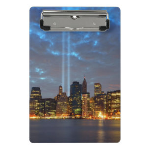 Skylineansicht der Stadt in der Nacht Mini Klemmbrett