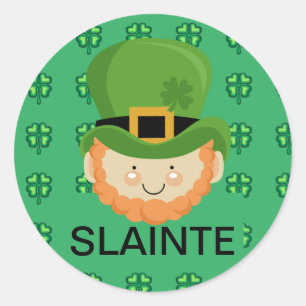 Slainte Leprechaun und Kleeblätter Runder Aufkleber
