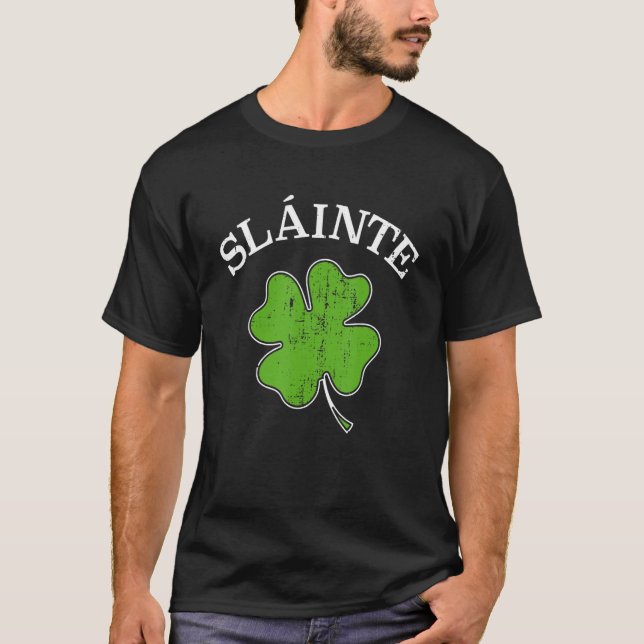 Slainte mit grünem Kleeblatt-Schleeblatt für St. P T-Shirt (Vorderseite)