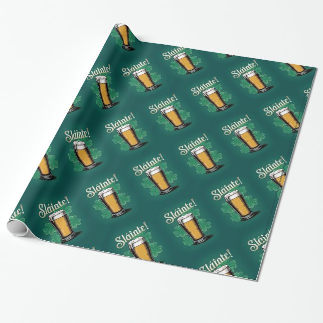 Slàinte! St. Patrick's Day Pint of Beer on Green Geschenkpapier (Ungerollt)