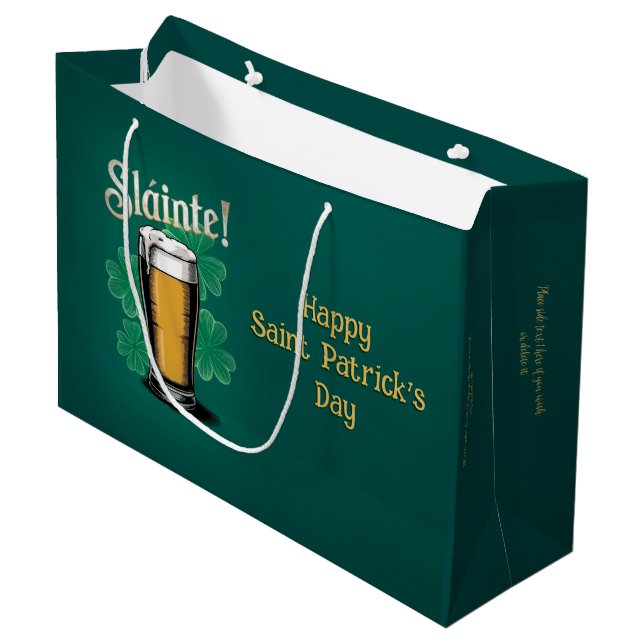 Slàinte! St. Patrick's Day Pint of Beer on Green Große Geschenktüte (Vorderseite Schrägansicht)