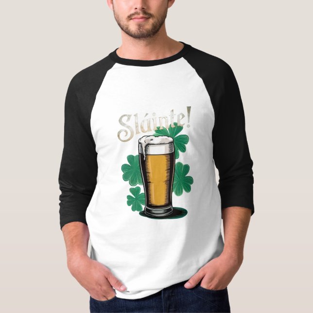 Slàinte! St. Patrick's Day Pint of Beer on Green T-Shirt (Vorderseite)