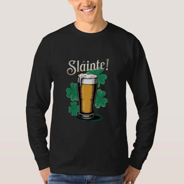 Slàinte! St. Patrick's Day Pint of Beer on Green T-Shirt (Vorderseite)