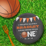 Slam Dunkelheit des Großen | Basketball 1. Geburts Pappteller<br><div class="desc">Feiern Sie stilvoll mit diesen trendigen 1. Geburtstag Party Papier-Tellern. Das Design ist leicht mit Ihrer eigenen Formulierung zu personalisieren und Ihre Familie und Freunde werden begeistert sein,  wenn sie diese fabelhaften Party-Teller sehen. Entsprechende Party-Elemente finden Sie in der Auflistung.</div>