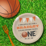 Slam Dunkelheit des Großen | Basketball 1. Geburts Pappteller<br><div class="desc">Feiern Sie stilvoll mit diesen trendigen 1. Geburtstag Party Papier-Tellern. Das Design ist leicht mit Ihrer eigenen Formulierung zu personalisieren und Ihre Familie und Freunde werden begeistert sein,  wenn sie diese fabelhaften Party-Teller sehen. Entsprechende Party-Elemente finden Sie in der Auflistung.</div>