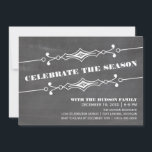 Slanted Chalkboard Holiday Party Einladung<br><div class="desc">Elegante und stilvolle Slanted Chalkboard Holiday Party Einladung in Grau mit einem kunstvollen Deko-Rahmen und einem trendigen Chalkboard-Look Hintergrund. Diese schicke Einladung eignet sich ideal, um Freunde für Ihren Urlaub zu begeistern! Einfach anpassen, fügen Sie einfach Ihre Party-Details in den Textfeldern zur Verfügung. Klicken Sie auf "Anpassen", um weitere Personalisierungsoptionen...</div>