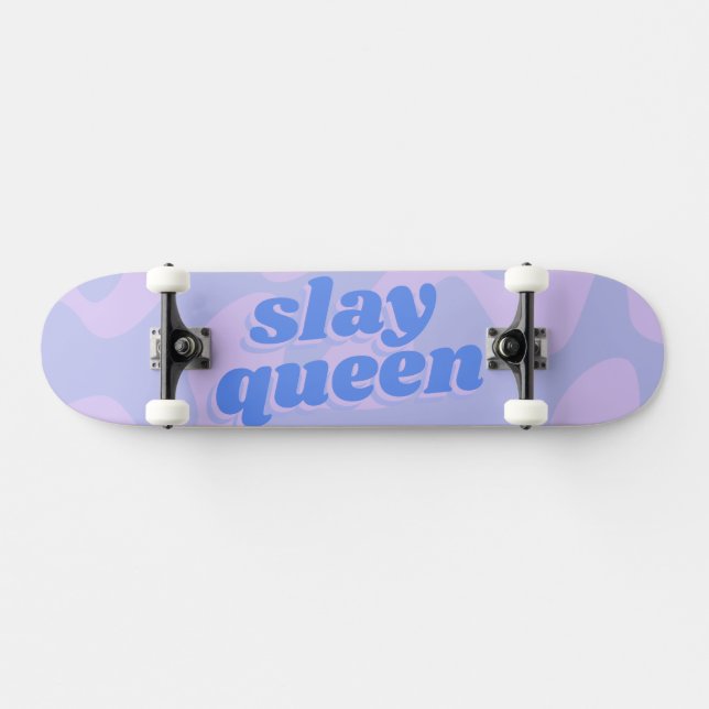 Slay Queen Pastel Blue Groovy Moderne Typografie Skateboard (Horizontal)