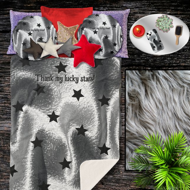 Sleek "Danke, meine glücklichen Sterne" Silver Sha Sherpadecke (60" x 80" silver gray sherpa blanket with black stars pattern and "Thank my lucky stars" custom text)
