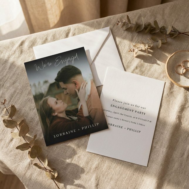 Sleek Dark Gradient Wir sind Verlobt Foto Einladun Einladung (Sleek Dark Gradient We’re Engaged Photo Invite.)