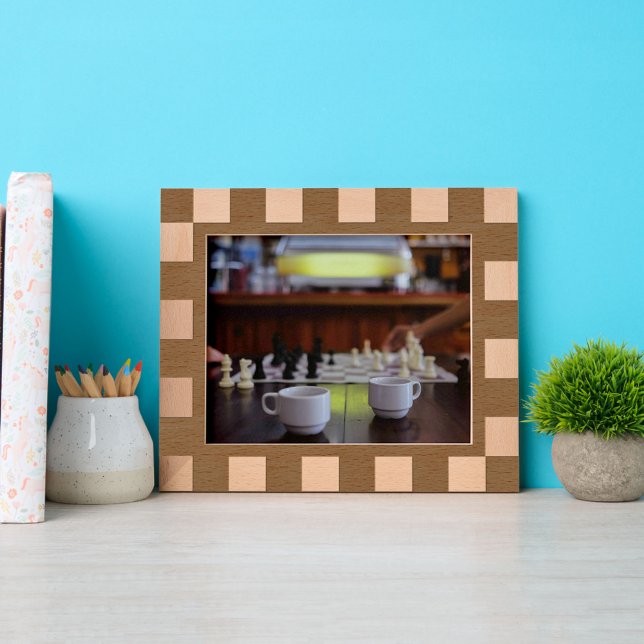 Sleek Geometric Checkerboard Motif Engraved Frame Geätzte Rahmen (Von Creator hochgeladen)
