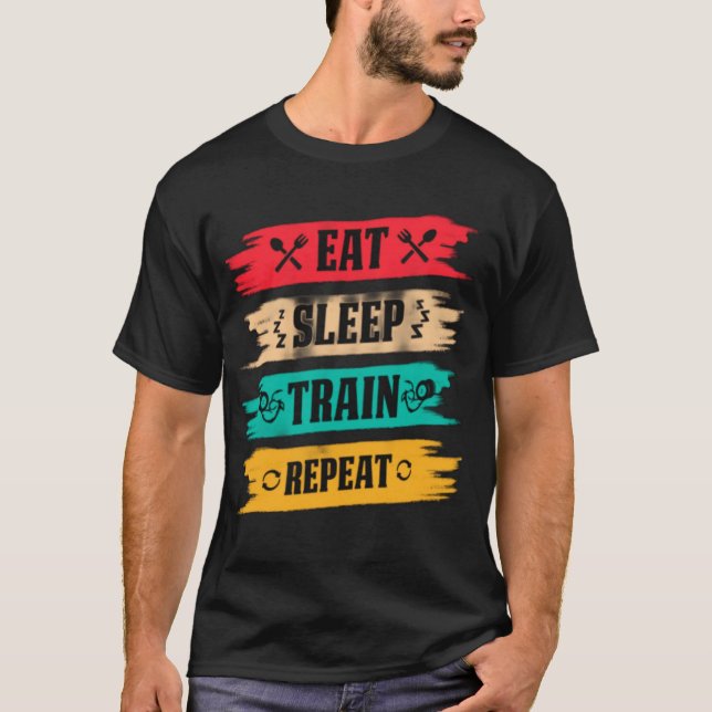 Sleep. Train. Repeat. – The Ultimate Fitness Grind T-Shirt (Vorderseite)
