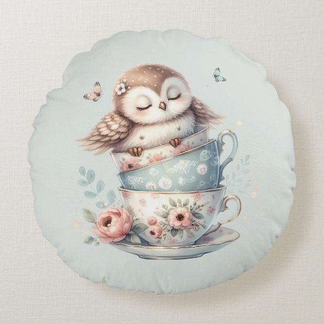 Sleeping Owl in Stacked Floral Teacups Rundes Kissen (Vorderseite)