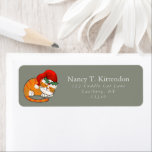 Sleepy Orange Tabby Christmas Santa Cat Sage Green<br><div class="desc">Diese individuell gestaltbare Goldtypografie und das Script-Rücksendelabel zeichnen sich durch ein niedliches,  schläfend gestreiftes Orangentabell mit Weihnachtsmütze und heiligen Sprig auf einem schluckgrünen Hintergrund aus. Mit der Schaltfläche Zazzle Personalize können Sie die Hintergrundfarbe,  den Namen und die Adressstiftung,  den Stil,  die Farbe und die Größe des Schriftartes ändern.</div>