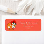 Sleepy Orange Tabby Christmas Weihnachten Korallen<br><div class="desc">Diese individuell gestaltbare Goldtypografie und das Script-Rücksendelabel zeichnen sich durch ein niedliches,  schläfend gestreiftes Orangentabell mit Weihnachtshut und heiligen Sprig auf korallenrotem Hintergrund aus. Mit der Schaltfläche Zazzle Personalize können Sie die Hintergrundfarbe,  den Namen und die Adressstiftung,  den Stil,  die Farbe und die Größe des Schriftartes ändern.</div>